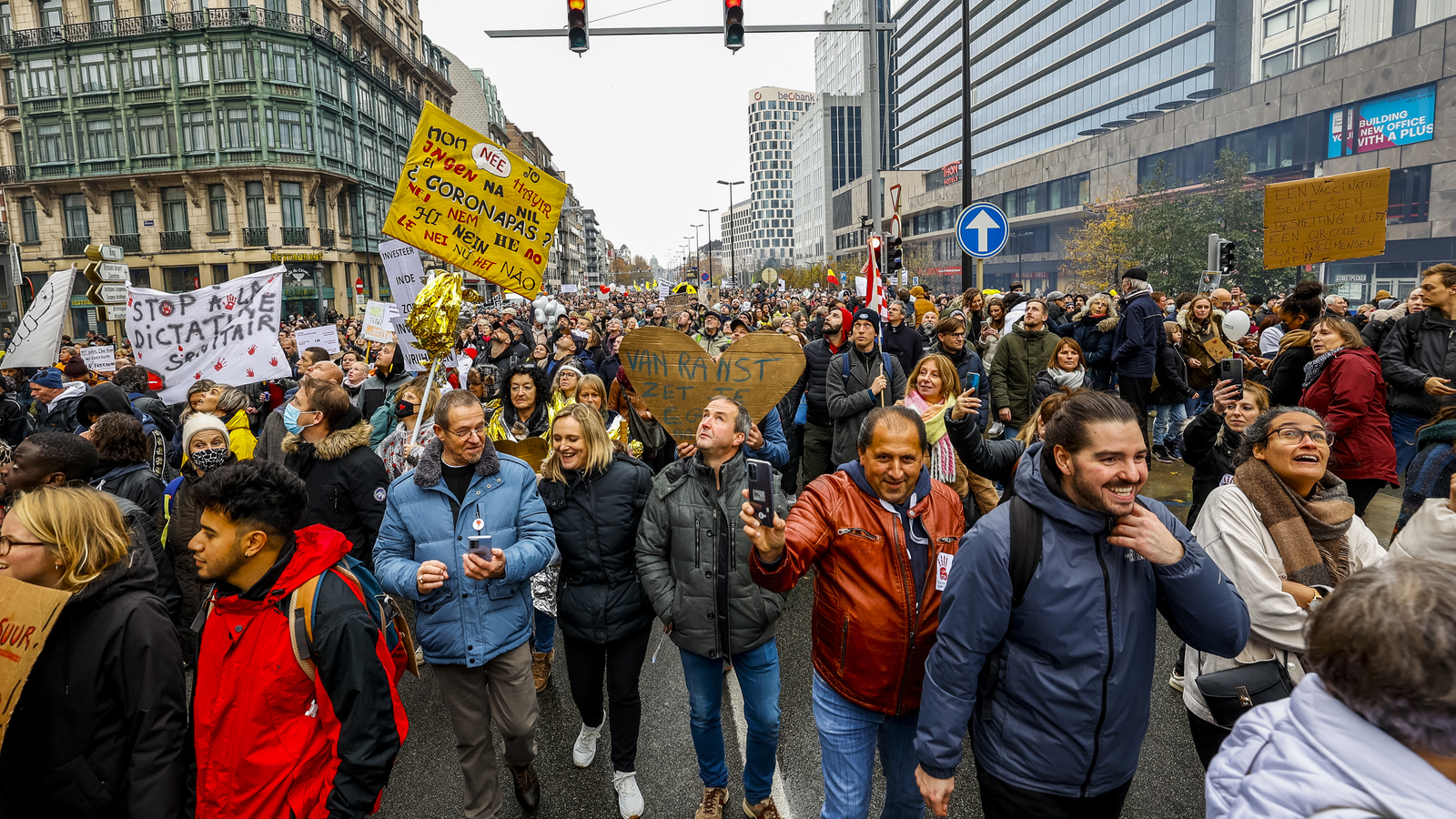 Brüssel 35 000 Menschen bei Corona Demo